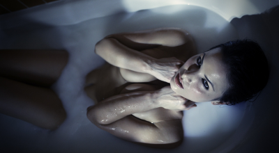 Порно видео - лапочка Katrina Law нежиться в пенной ванной